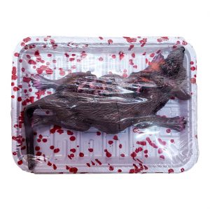Ratte Deko Standfigur blutige Ratte auf Tablett mit Frischhaltefolie grau-rot