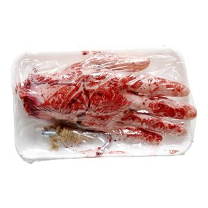 Blutiges Körperteil Hand Deko Standfigur auf Tablett mit Frischhaltefolie haut-rot