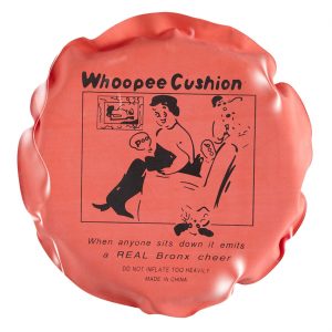 Scherzartikel Deko Furzkissen selbstaufblasend 20cm rot-schwarz